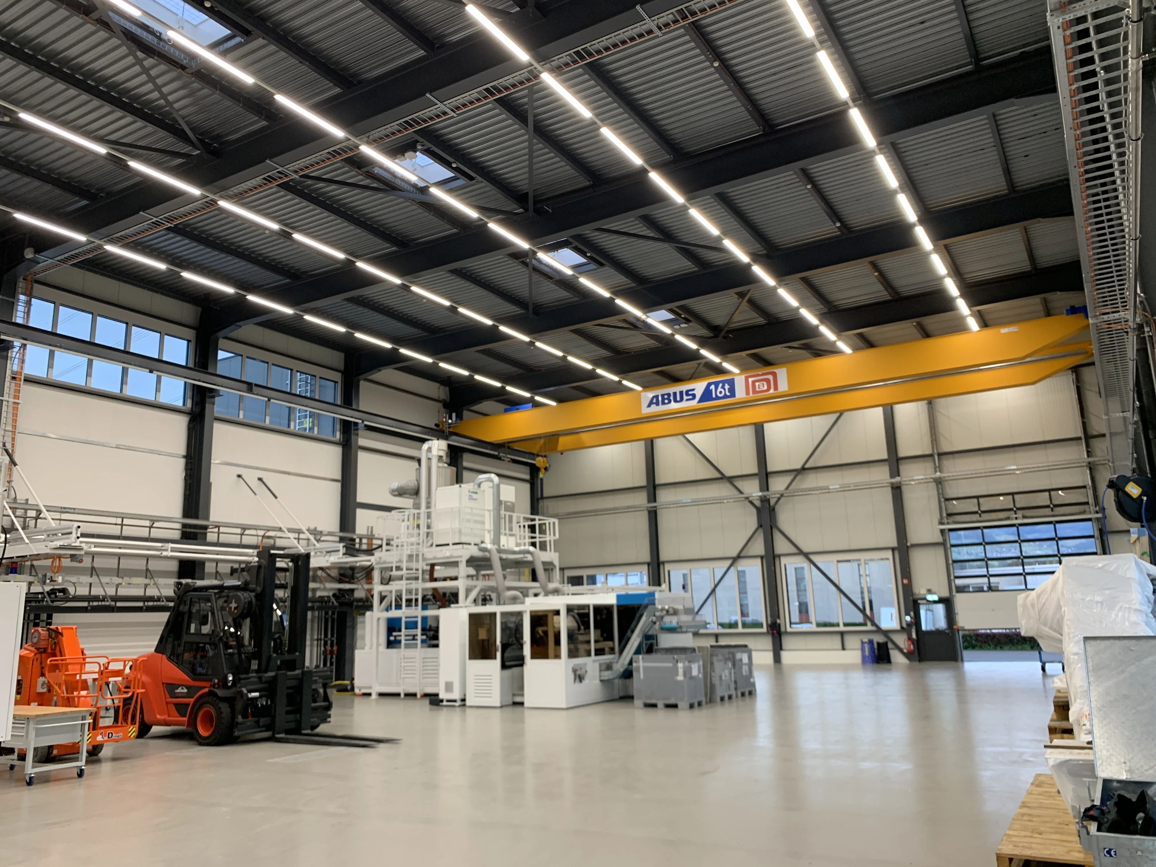 Moderne Industriebeleuchtung in einer Produktionshalle mit Tulux Leuchten