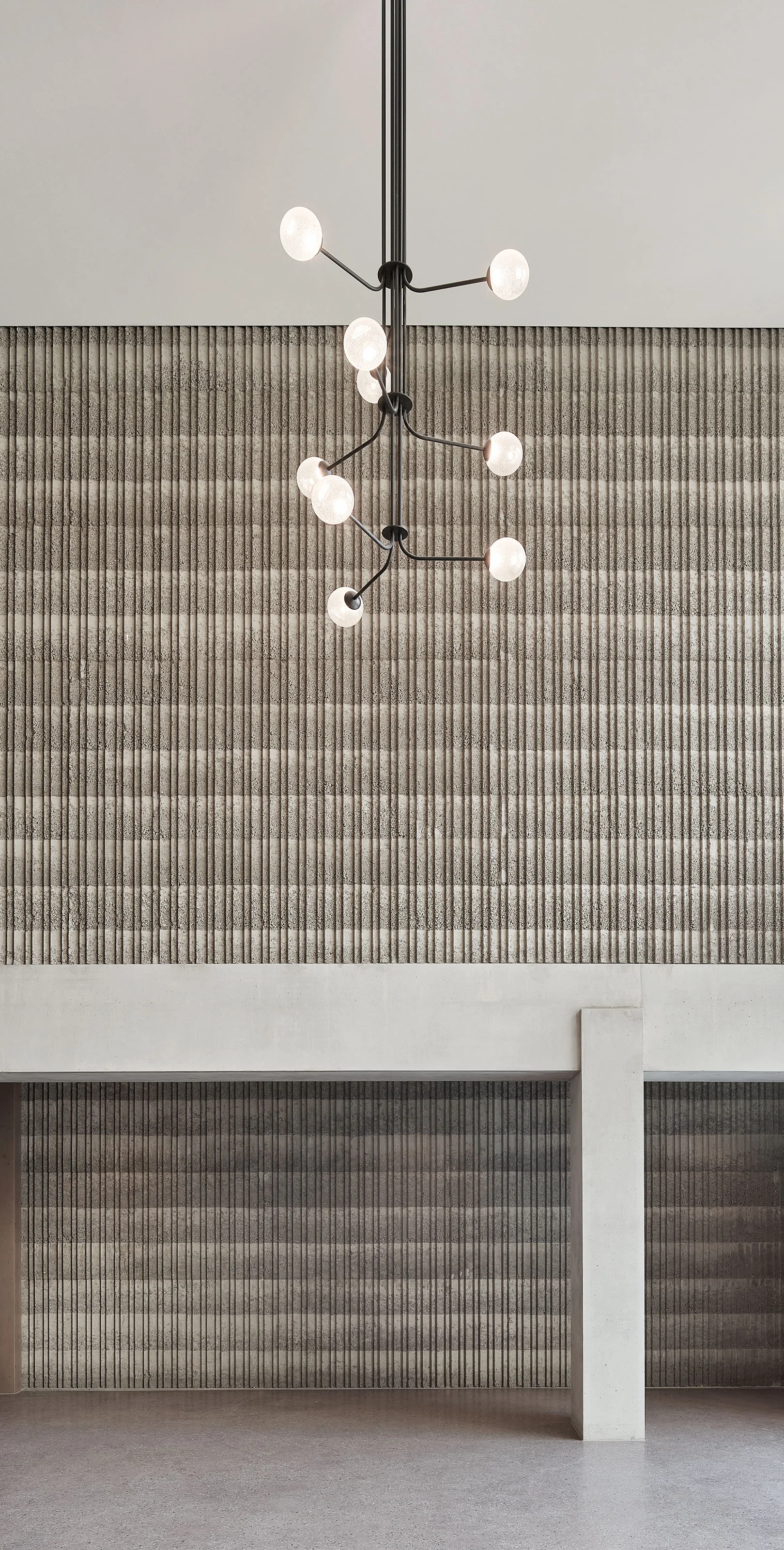Heller Empfangsbereich einer Gesundheitseinrichtung mit moderner, blendfreier Tulux LED-Beleuchtung für eine angenehme Orientierung und Atmosphäre.