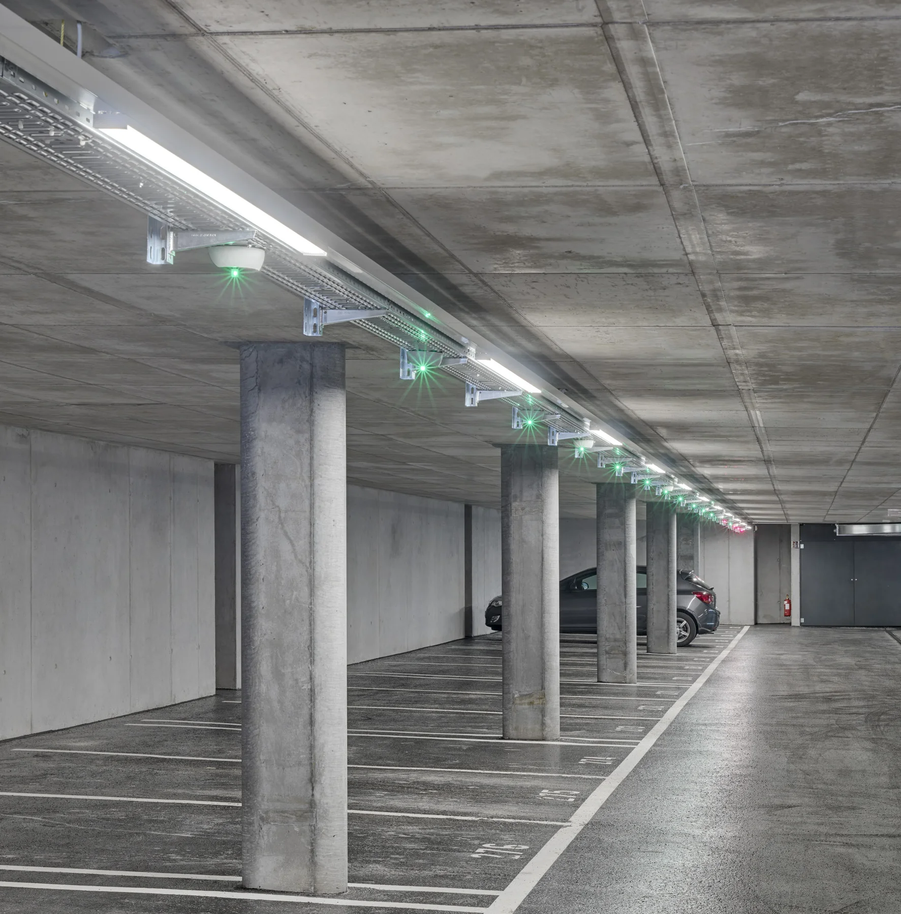 Moderne Parkgarage mit energieeffizienter LED-Beleuchtung für optimale Sicht und erhöhte Sicherheit.