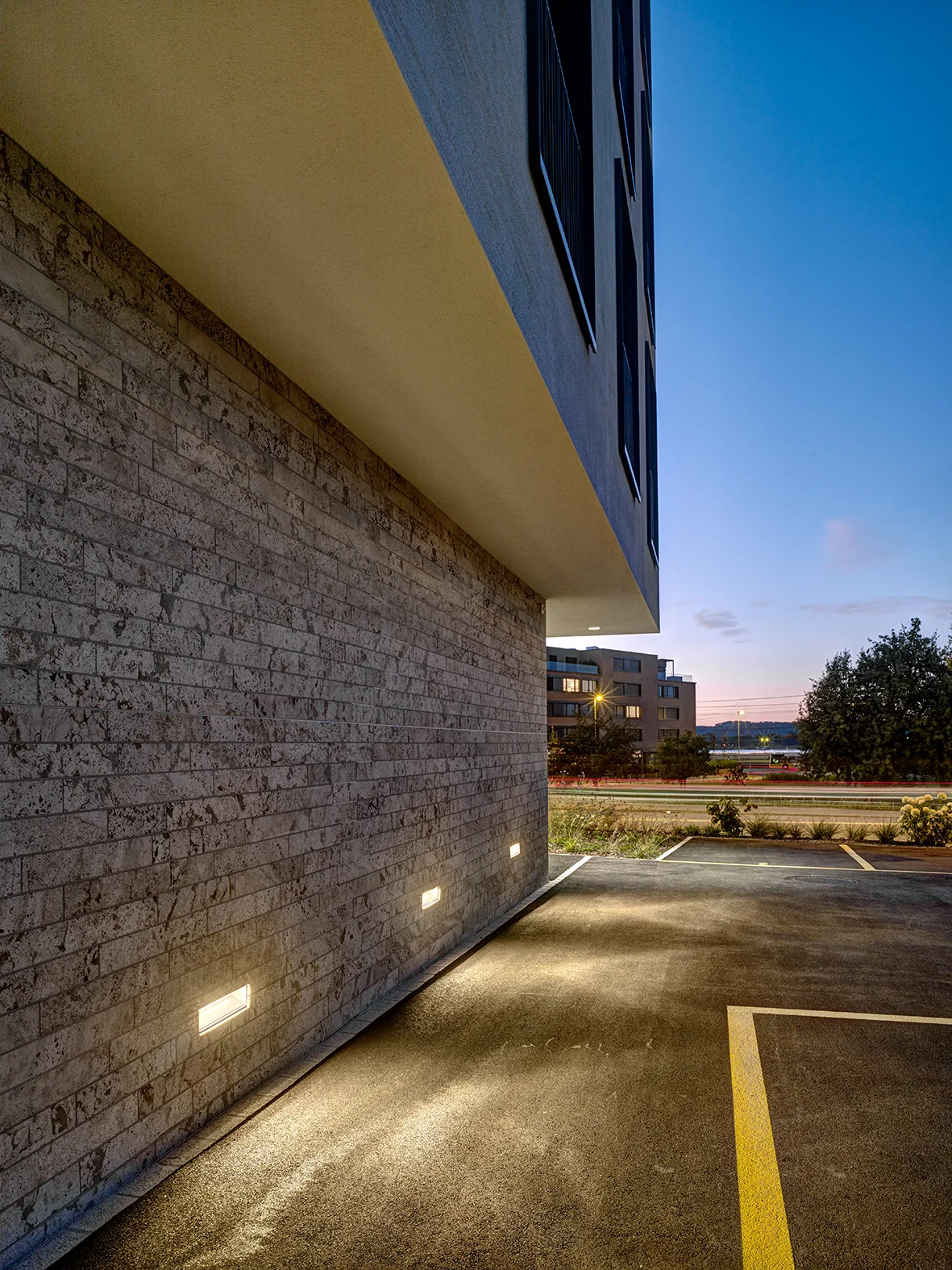 Professionelle Aussenbeleuchtung von Tulux zur Inszenierung von Architektur und Aussenräumen bei Nacht.