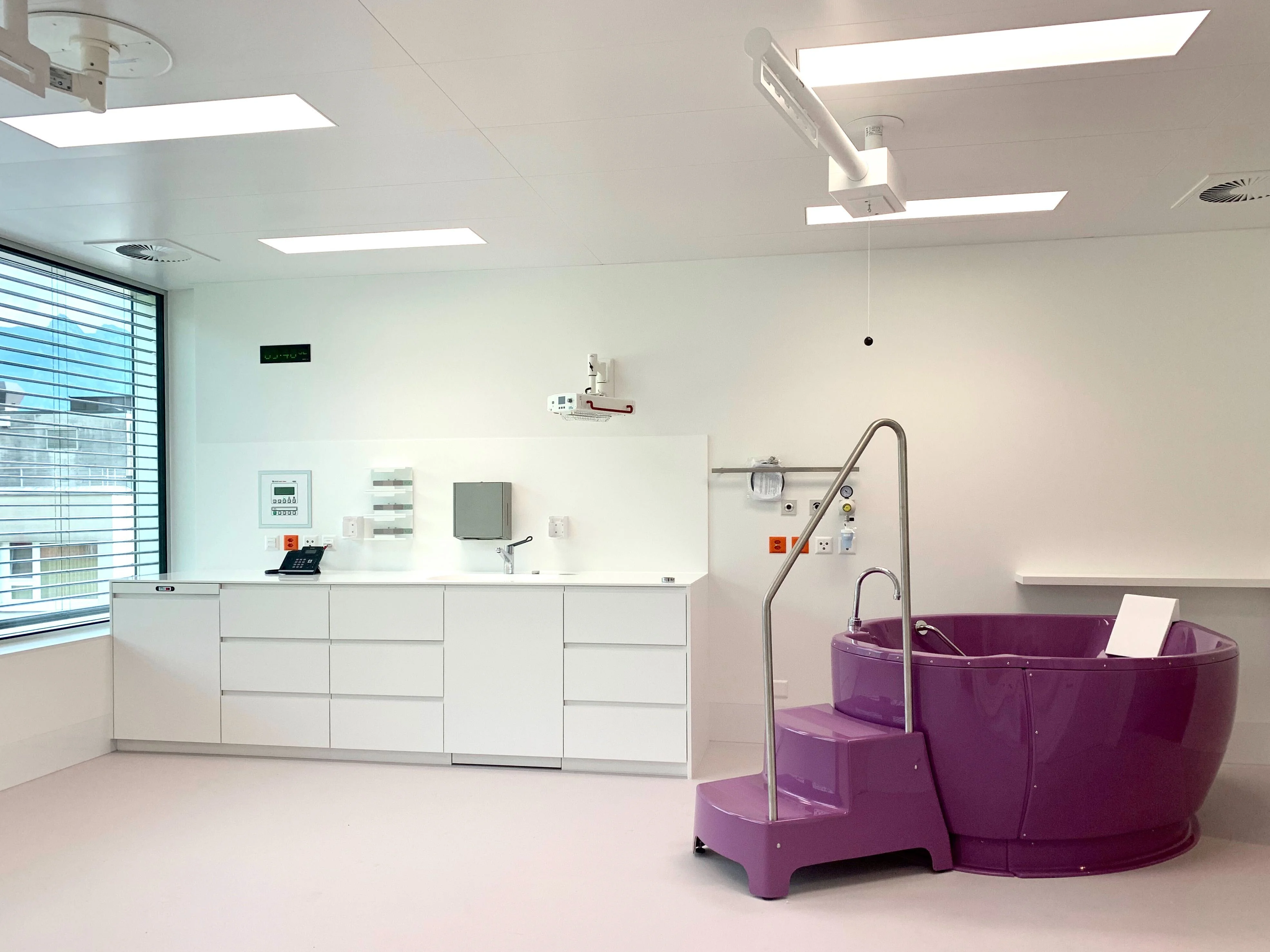 Behandlungsraum in einer medizinischen Einrichtung mit gleichmässiger Beleuchtung für optimale Arbeitsbedingungen und hohen Sehkomfort.