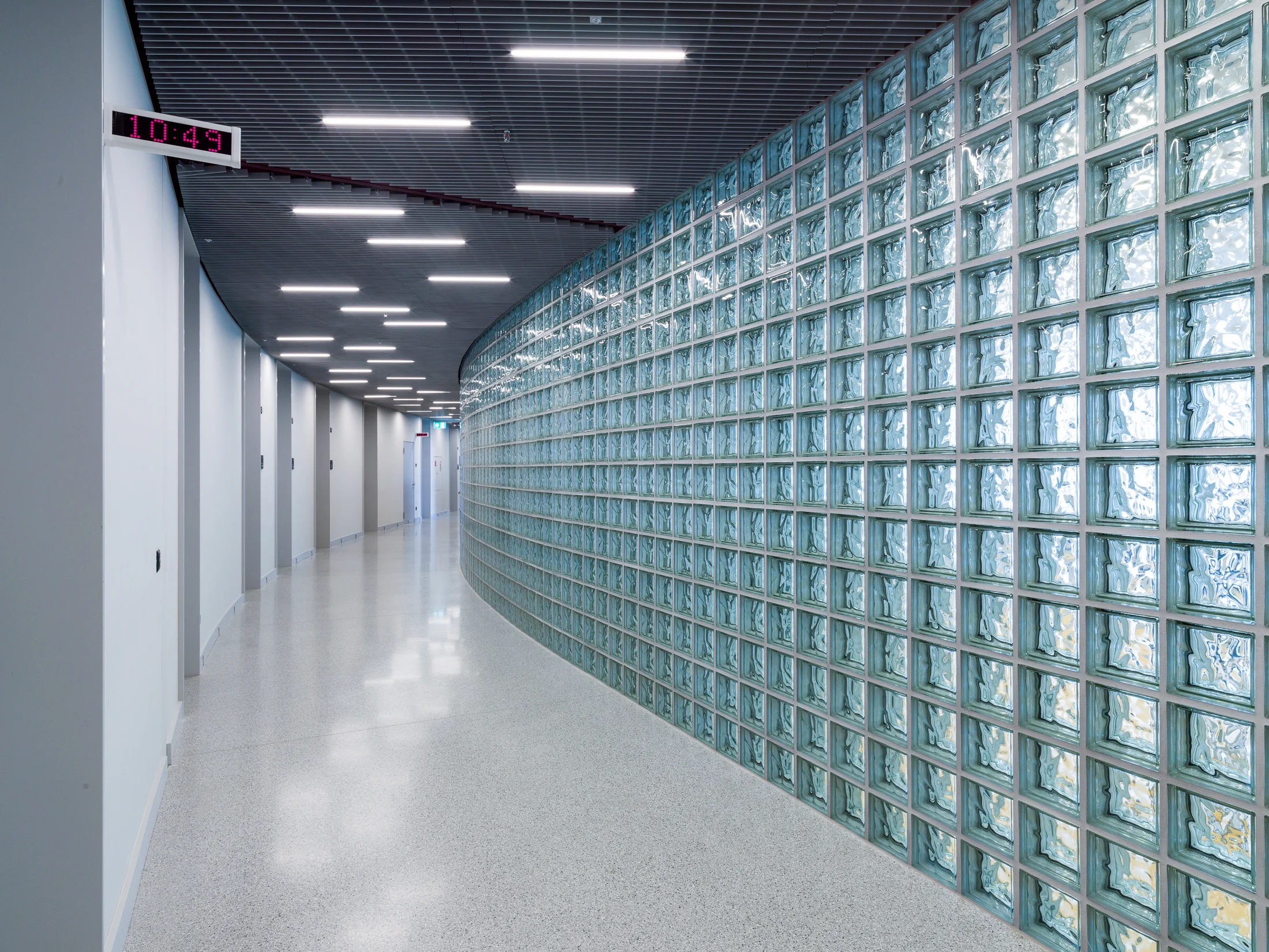 Heller Empfangsbereich einer Gesundheitseinrichtung mit moderner, blendfreier LED-Beleuchtung für eine angenehme Orientierung und Atmosphäre.