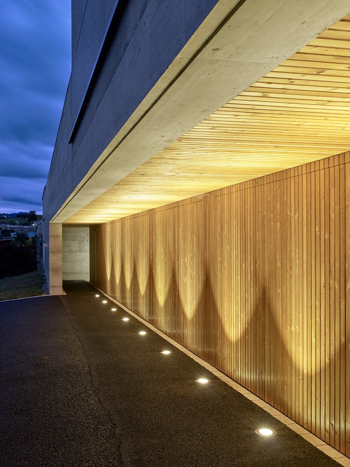 Professionelle Aussenbeleuchtung von Tulux zur Inszenierung von Architektur und Aussenräumen bei Nacht.