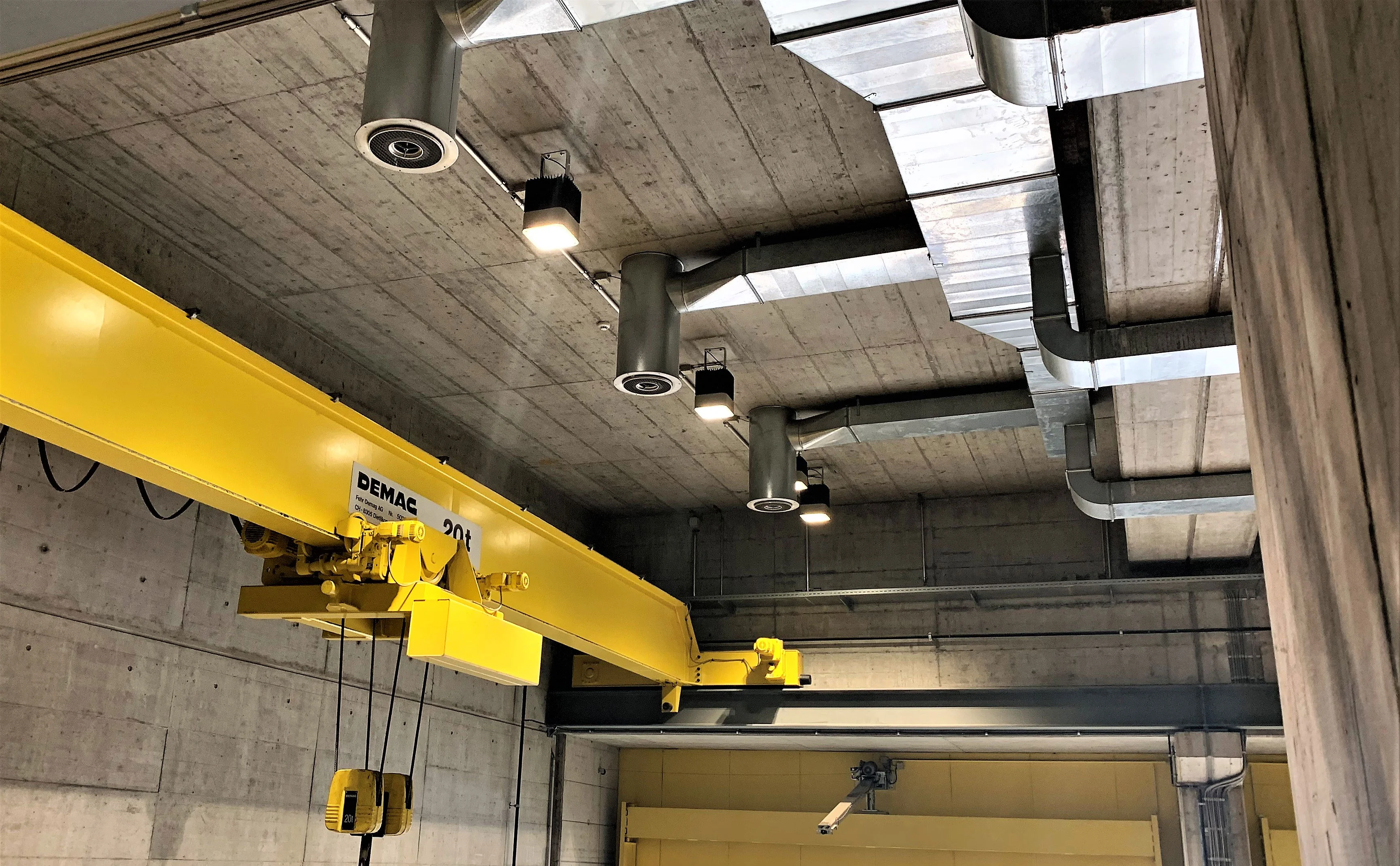 Moderne Industriebeleuchtung in einer Produktionshalle mit Tulux Hallenstrahler BEAM