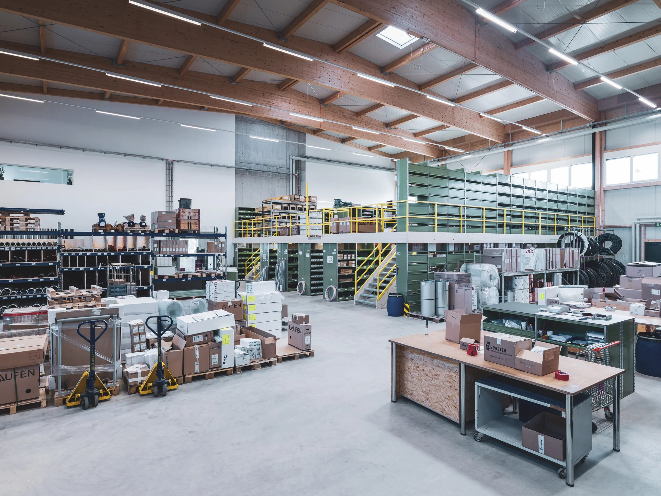 Moderne Industriebeleuchtung in einer Produktionshalle mit Tulux Leuchten.