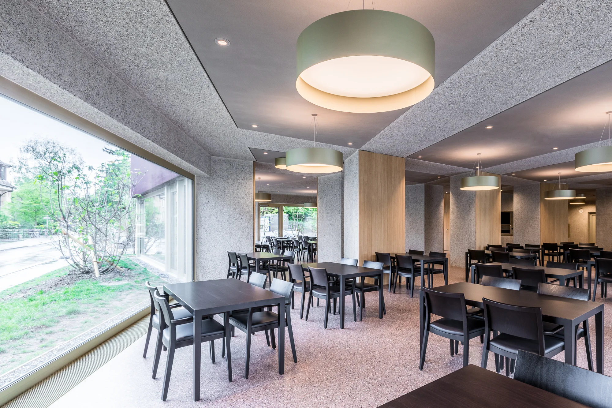 Cafeteria einer Gesundheitseinrichtung mit freundlicher Beleuchtung und angenehmer Aufenthaltsqualität für Patienten, Besuchende und Mitarbeitende.