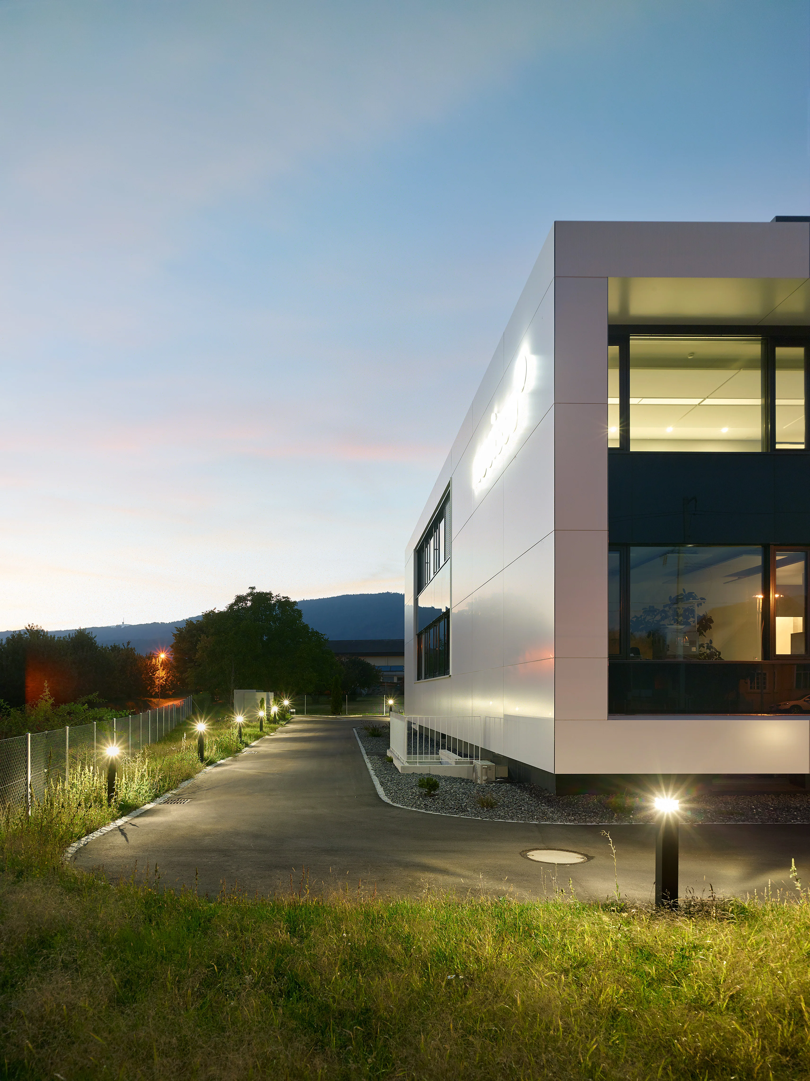Professionelle Aussenbeleuchtung von Tulux zur Inszenierung von Architektur und Aussenräumen bei Nacht.