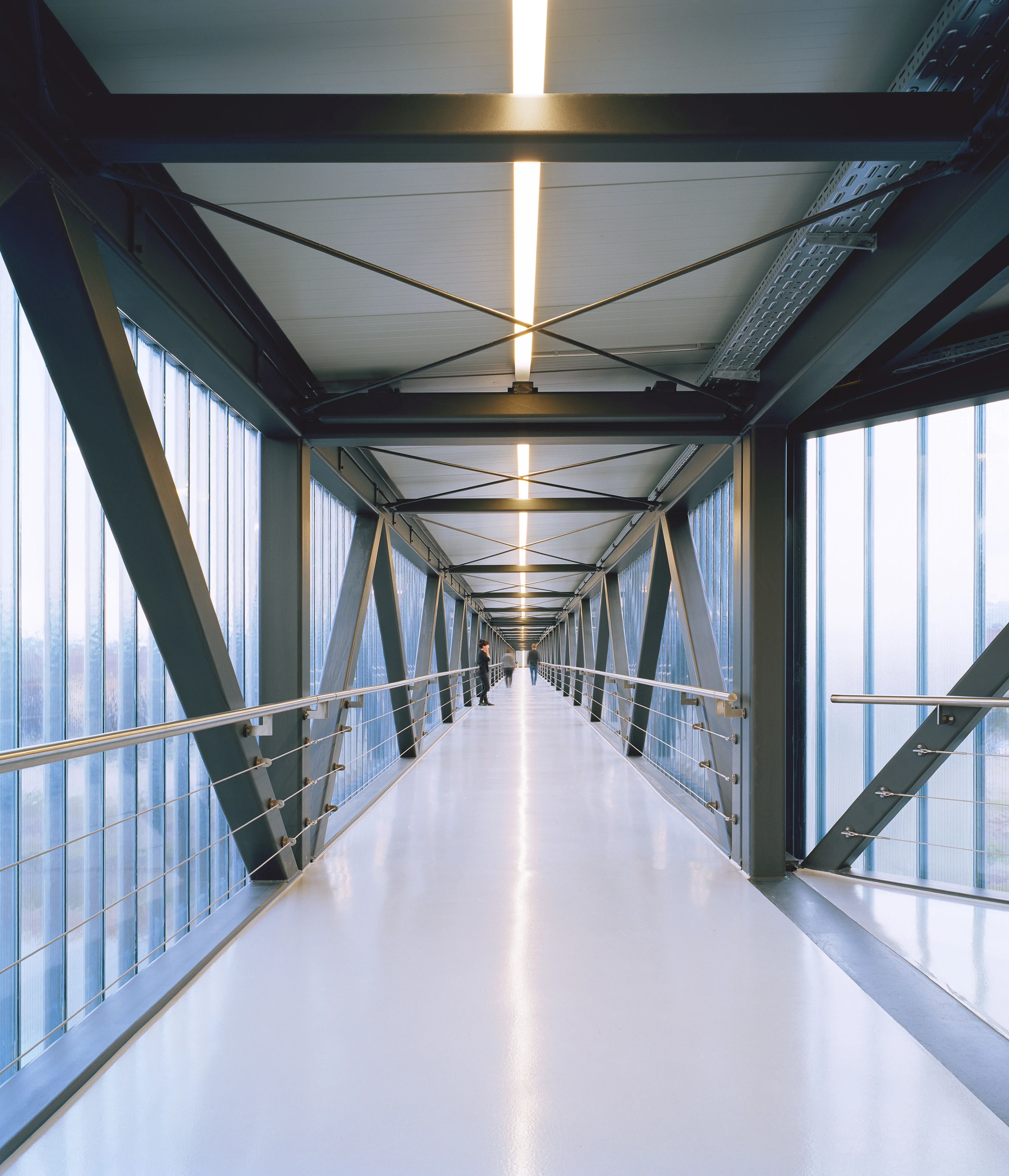 Lichtlösung für ein Industriegebäude mit energieeffizienten Tulux LED-Leuchten.