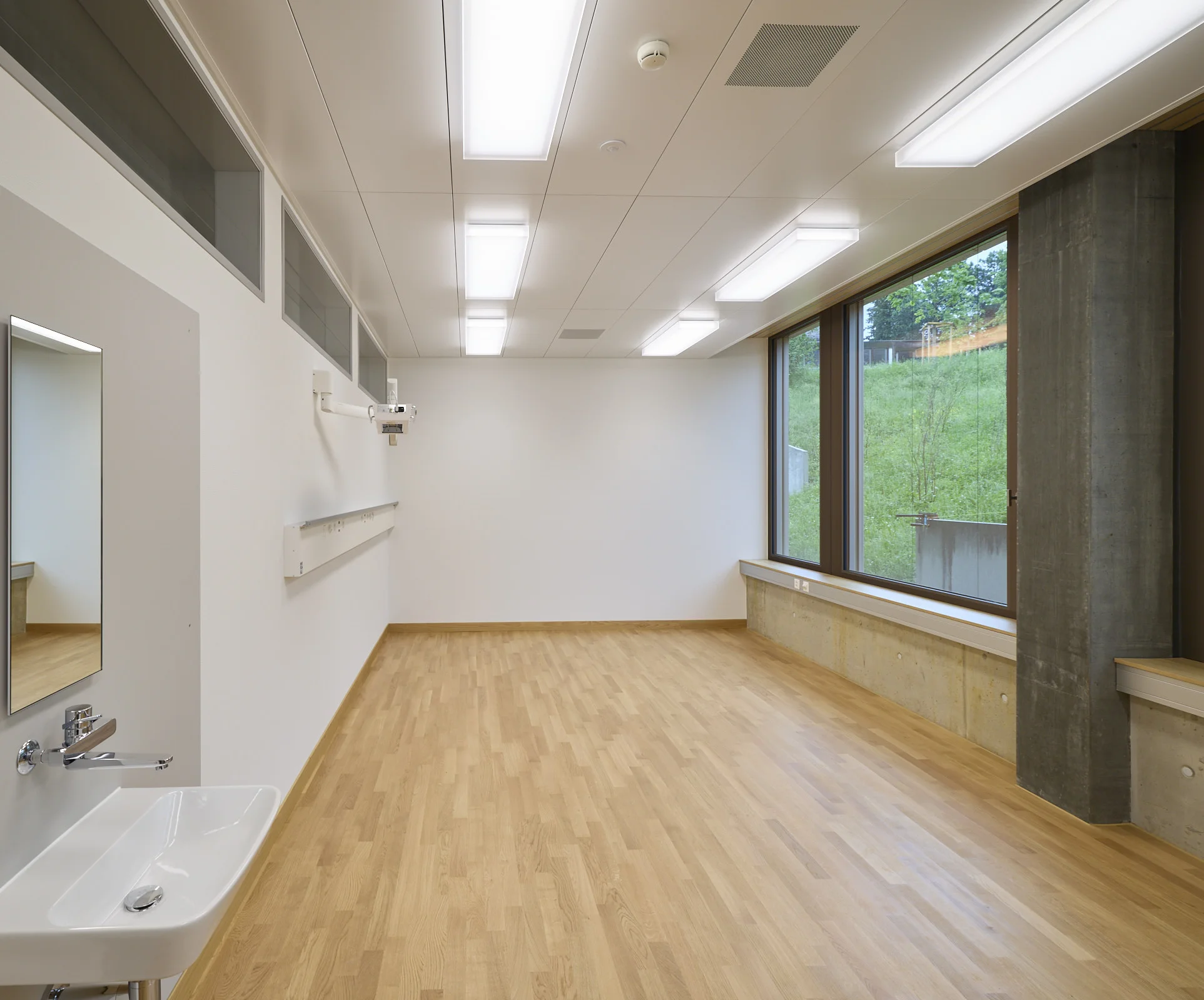 Patientenzimmer eines Gesundheitszentrums mit hochwertiger Tulux Lichtlösung, die Wohlbefinden, Sicherheit und Orientierung unterstützt.
