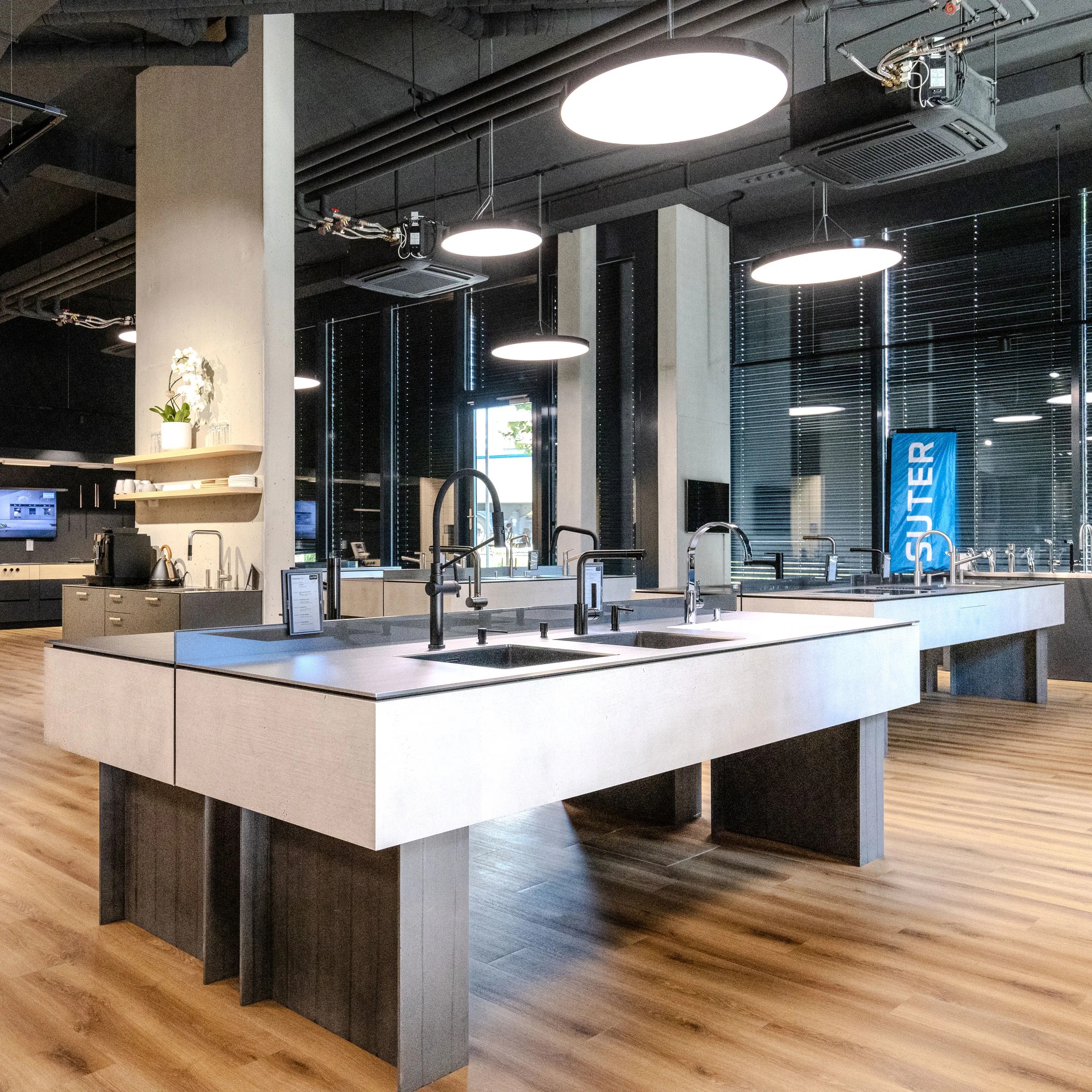 Lichtlösung für einen Showroom mit energieeffizienten Tulux LED-Leuchten 