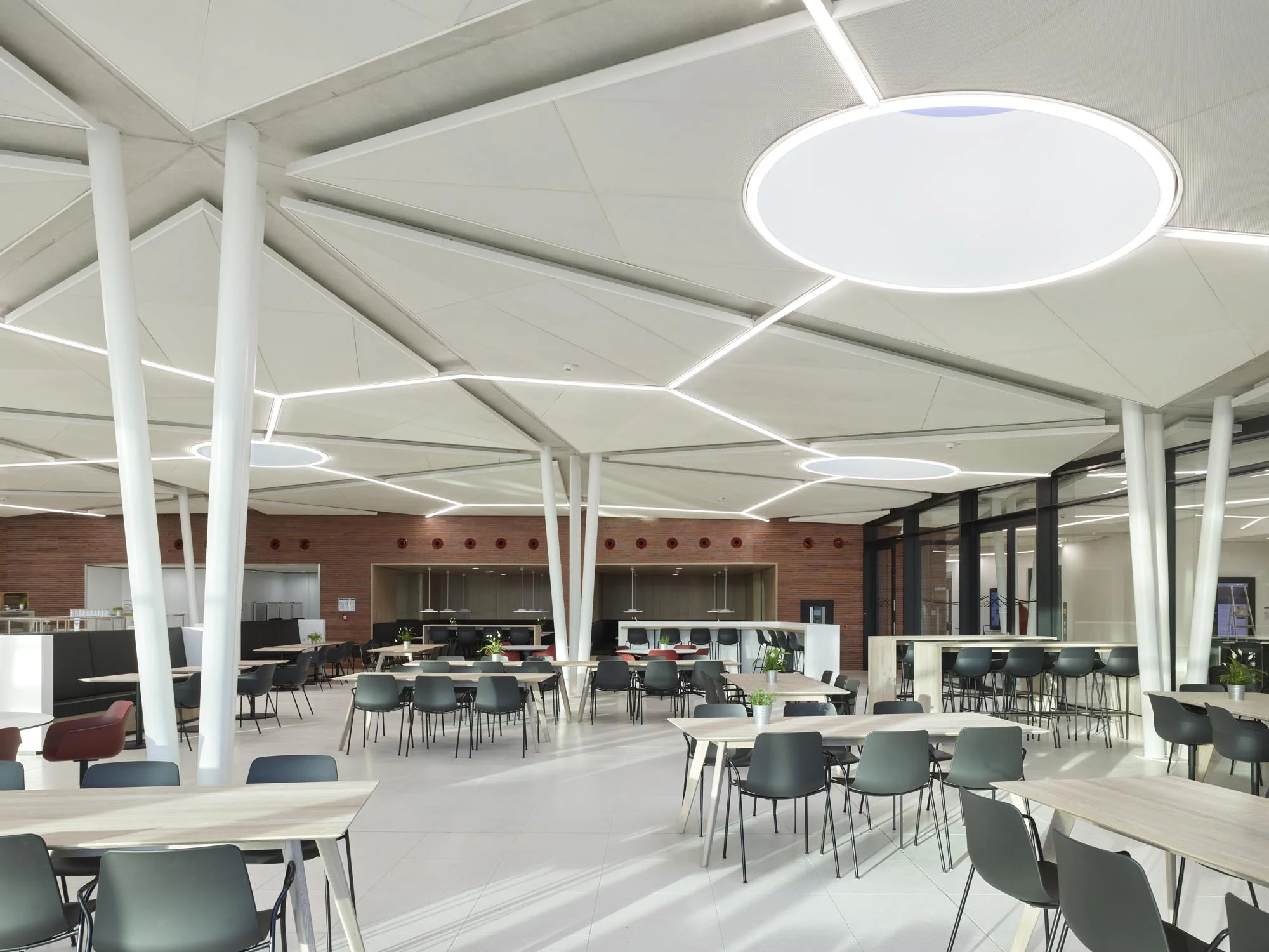 Objekt Neubau Campus TenneT, Lehrte (D) Bauherr TenneT TSO GmbH, Bayreuth (D) Architekt KBK Architektengesellschaft Belz | Lutz GmbH, Stuttgart (D) Lichttechnische Unterstützung altena GmbH, Ingenieurbüro für Lichttechnik, Weinstadt (D) Leuchten Tulux AG, Tuggen Fotos Roland Halbe