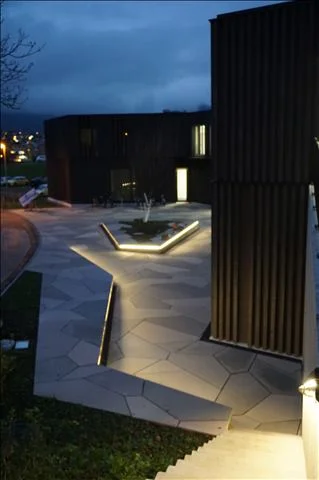 Professionelle Aussenbeleuchtung von Tulux zur Inszenierung von Architektur und Aussenräumen bei Nacht.